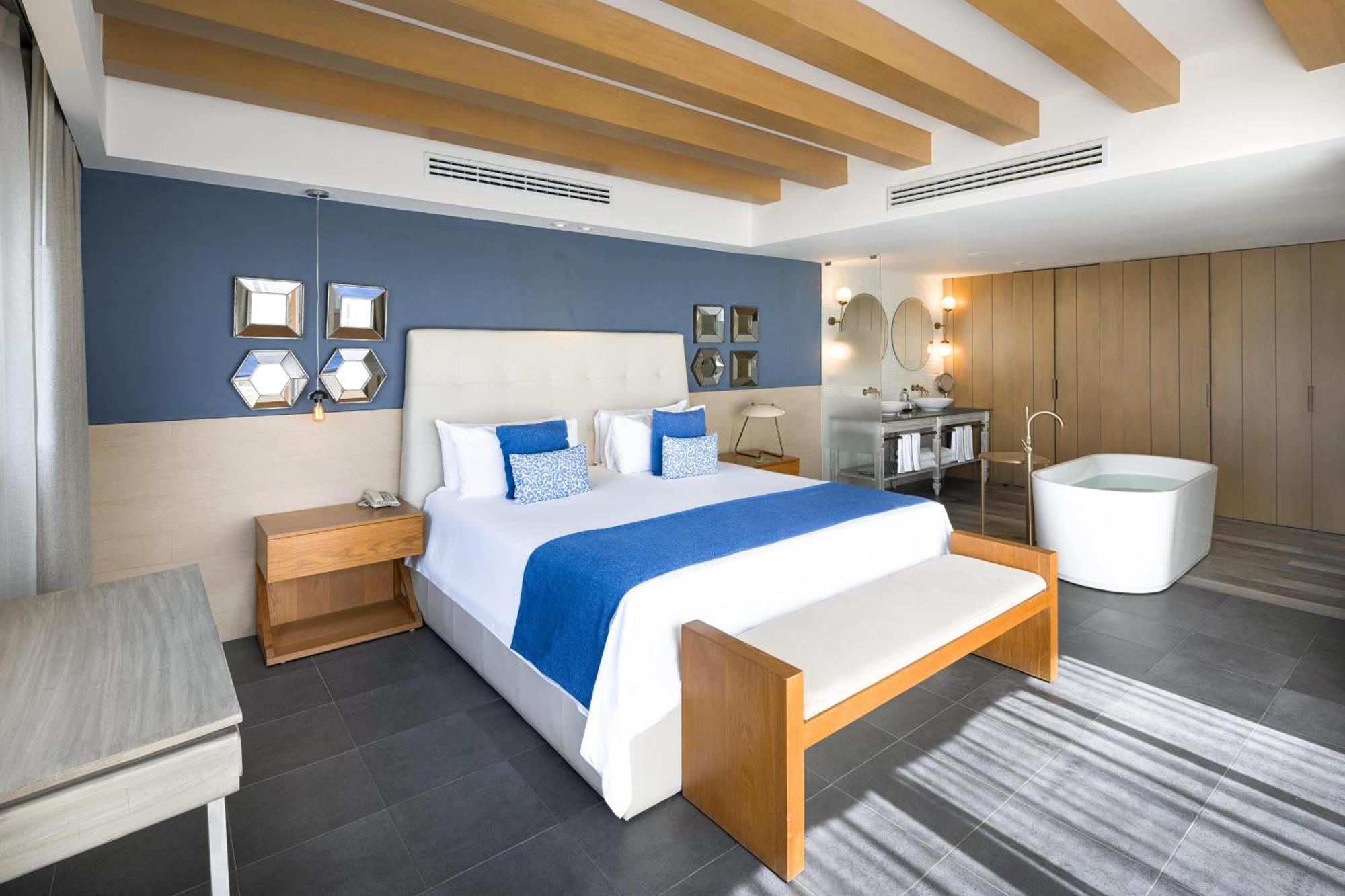 Suite Privileged con vistas al mar y piscina